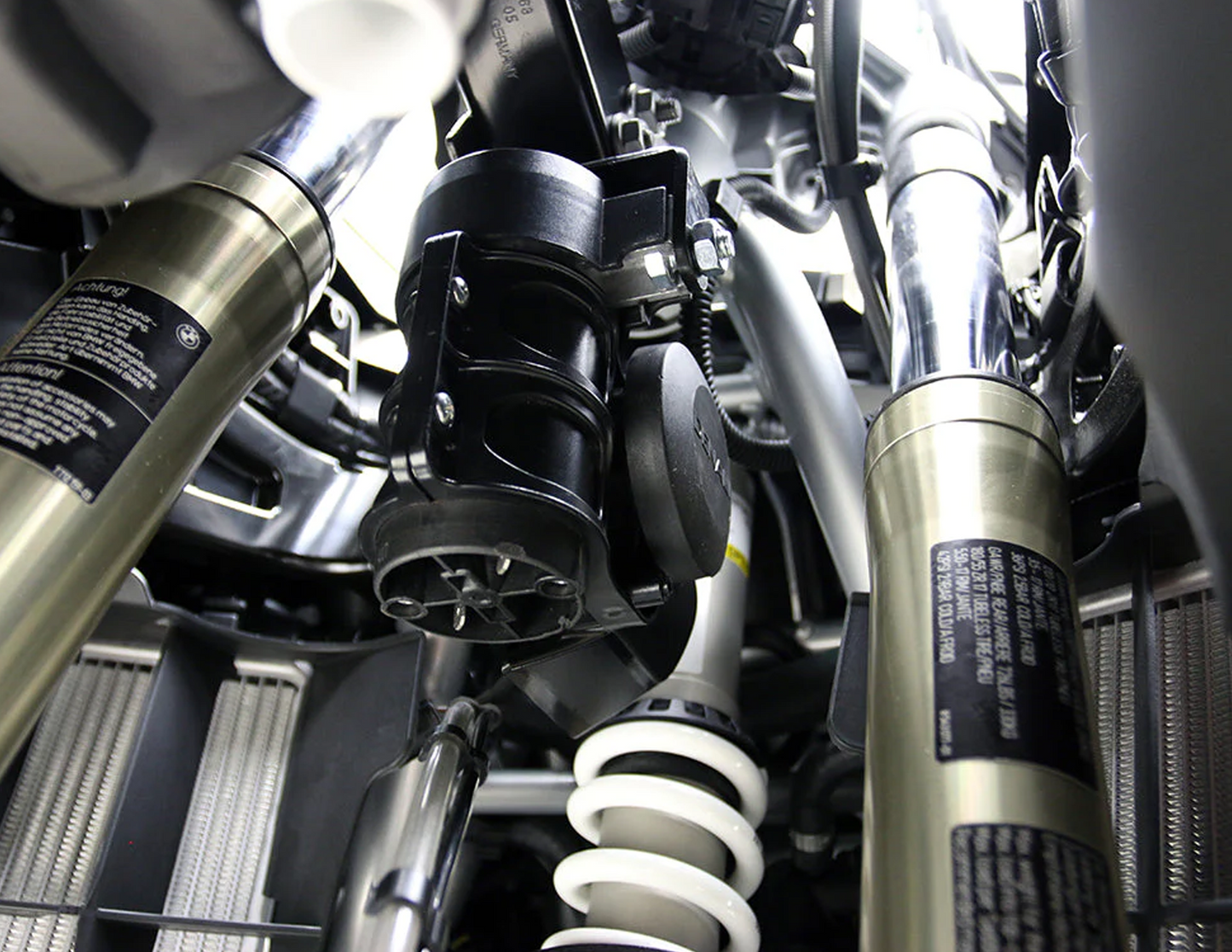 Montaje de bocina: BMW R1200RT '14-'18 y R1250RT '19-'23