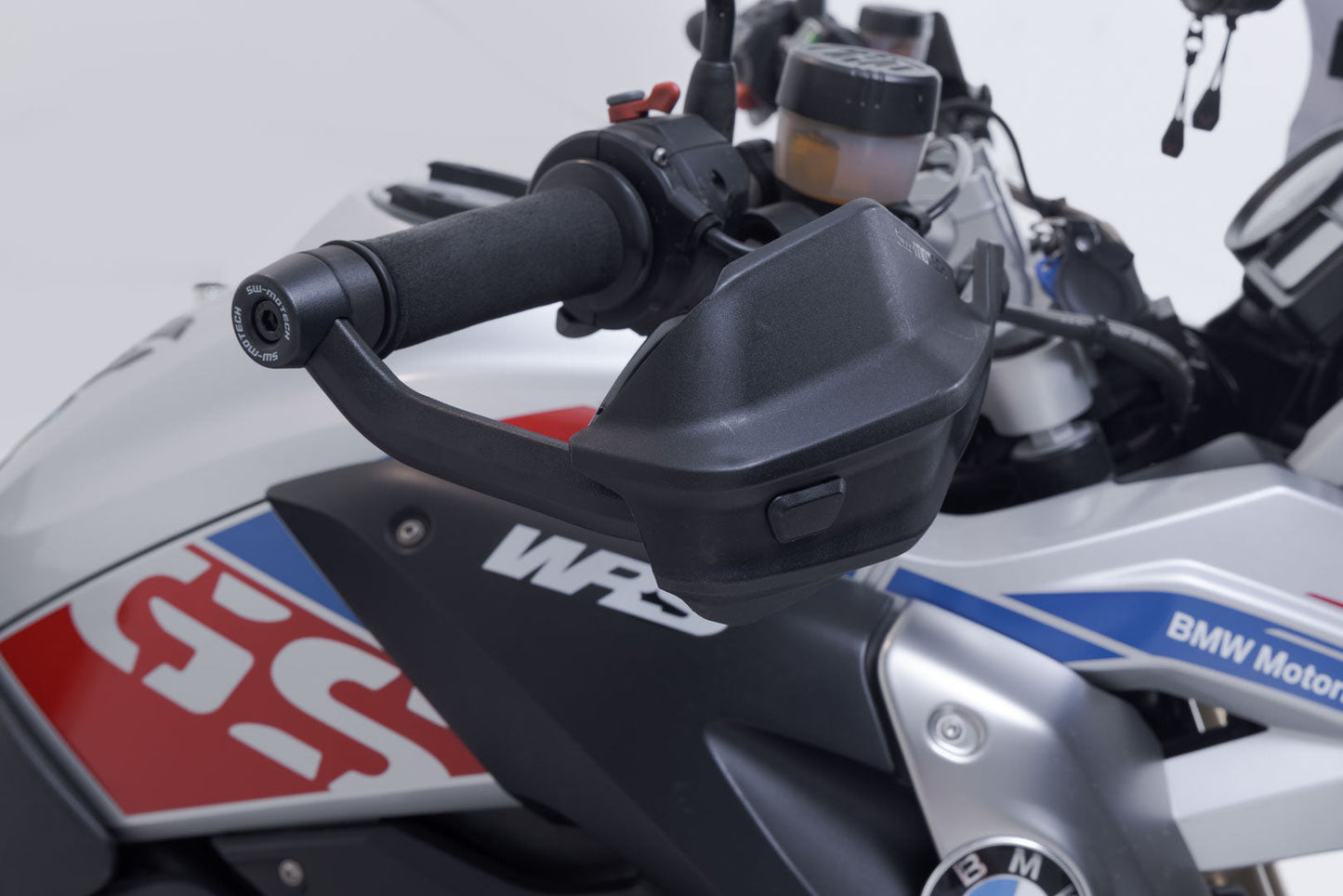 SW-MOTECH Kit de protectores de manos Adventure Negro. Modelos BMW / Kawasaki / Triumph.