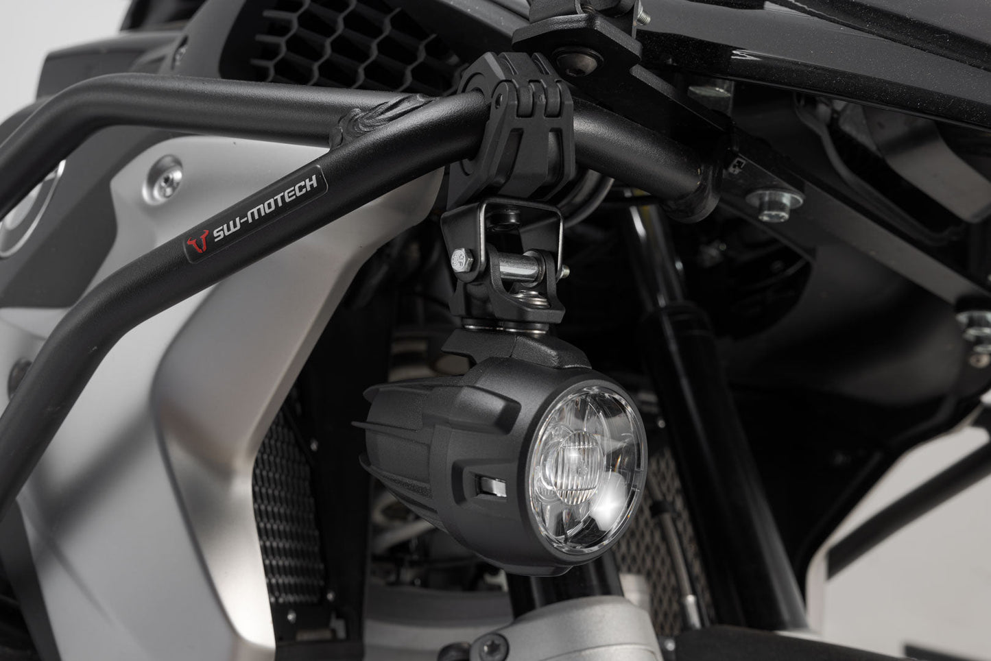 SW-MOTECH Adaptador para el soporte para luces SW-MOTECH Negro. Para los faros antiniebla orig. de BMW.