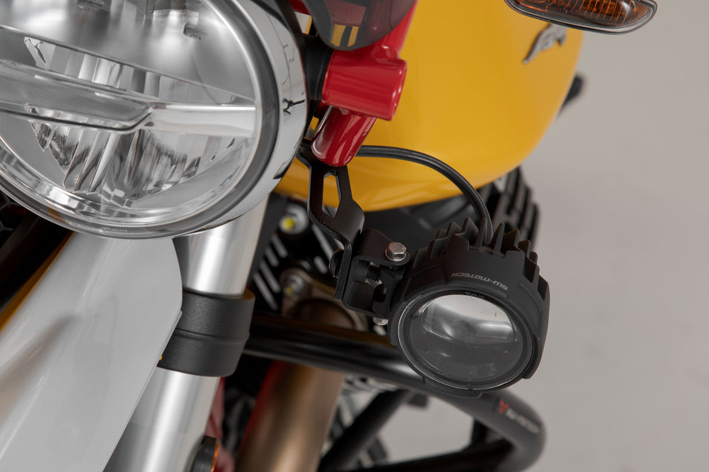SW-MOTECH Soportes para luces Negro. Moto Guzzi V85 TT (19-23).