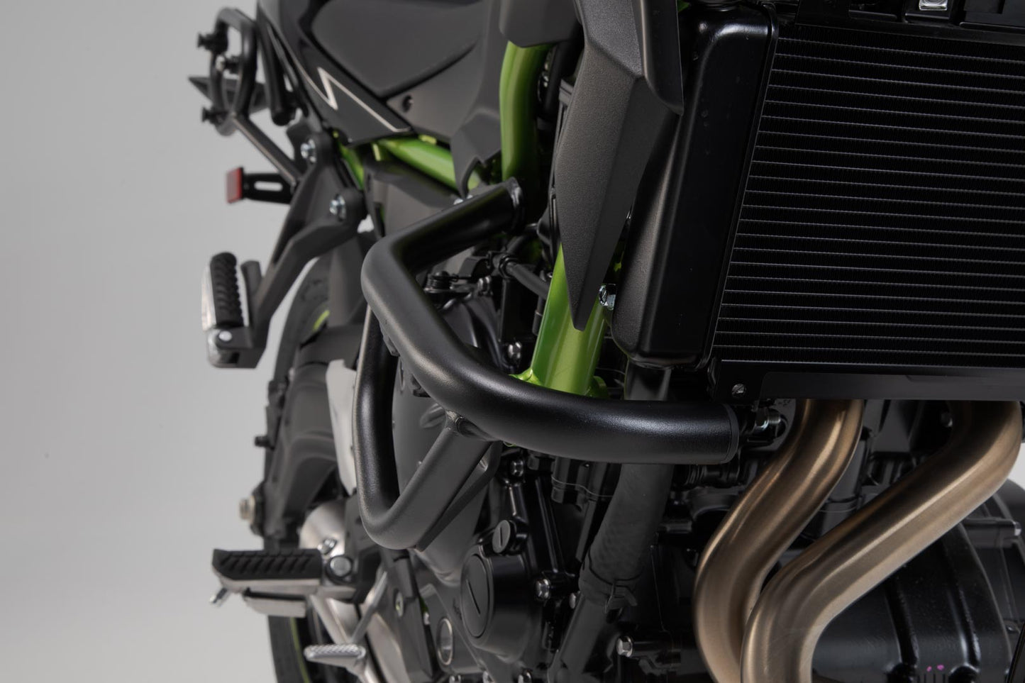 SW-MOTECH Protecciones laterales de motor Negro. Kawasaki Z650 / Z650RS / Z650 S.