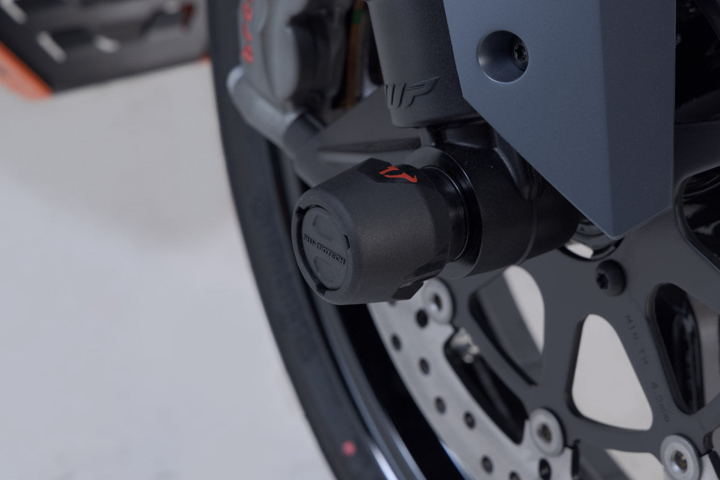 SW-MOTECH Kit de topes anticaidas para el eje delantero Negro. Modelos KTM / CFMoto / Husqvarna.