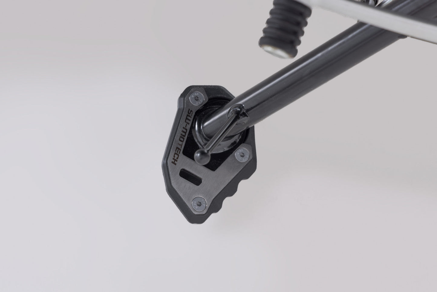 SW-MOTECH Extensión para caballete lateral Negro/Plateado. Trium Speed 400/Scrambler 400X/XC.