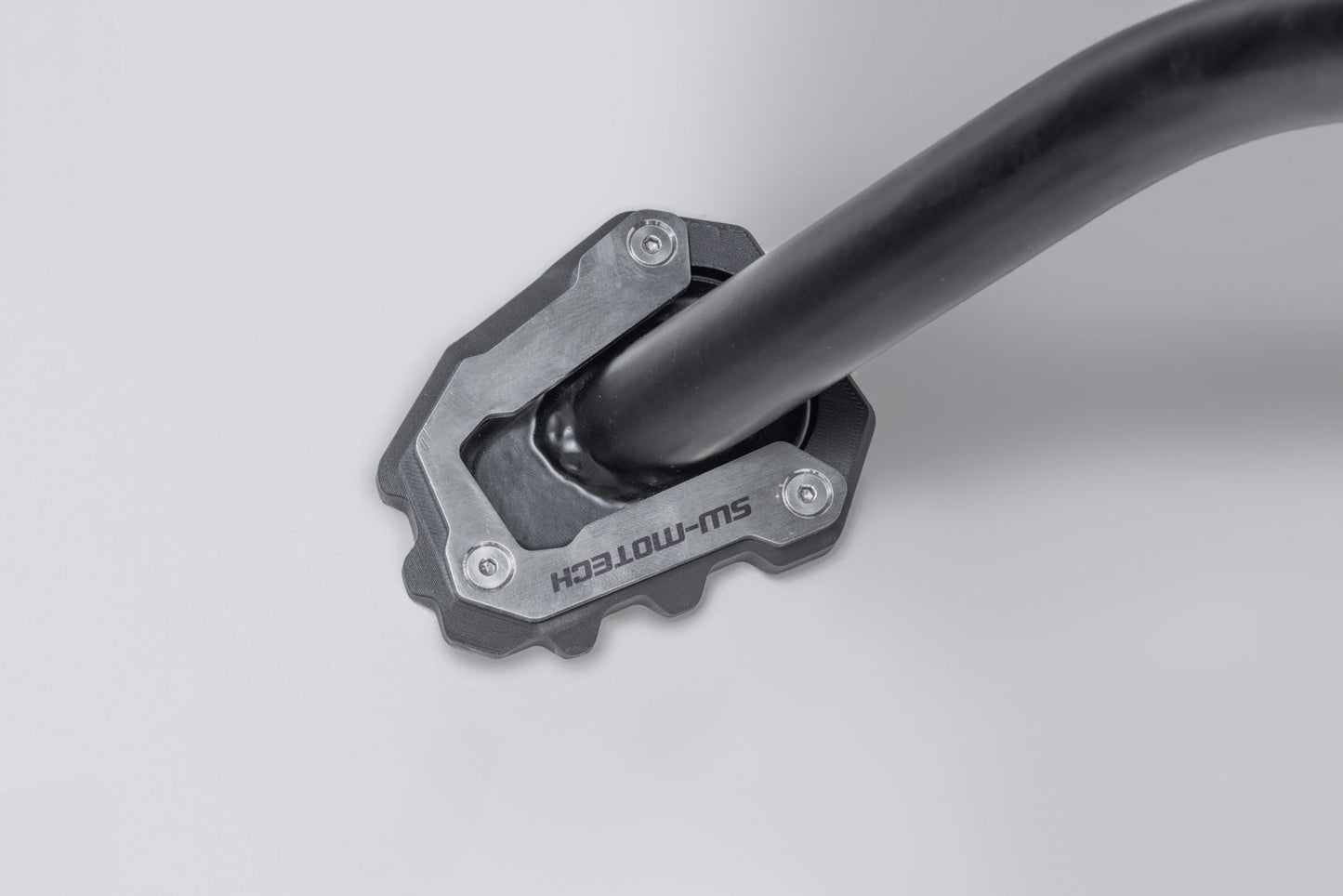 SW-MOTECH Extension para caballete lateral Negro/plateado. Triumph Tiger Sport 660/800 (24-).