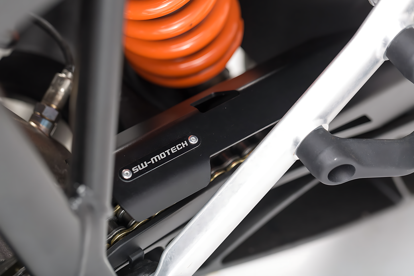 Extensión de Protector de cadena Negro. KTM 1050/1090/1190 Adv,1290 SAdv.