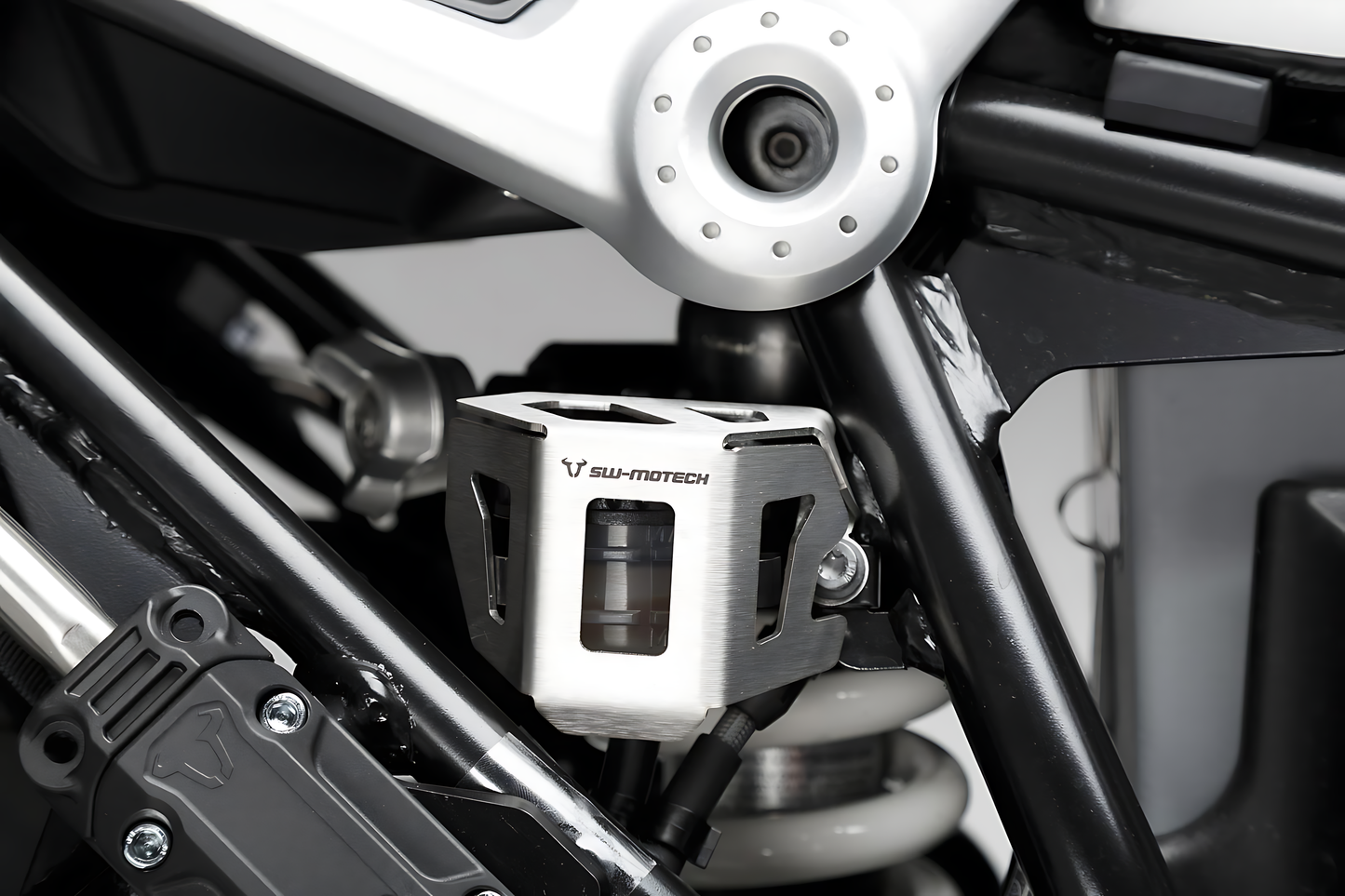 Protector de depósito de frenos Plateado. Modelos BMW R nineT (14-).