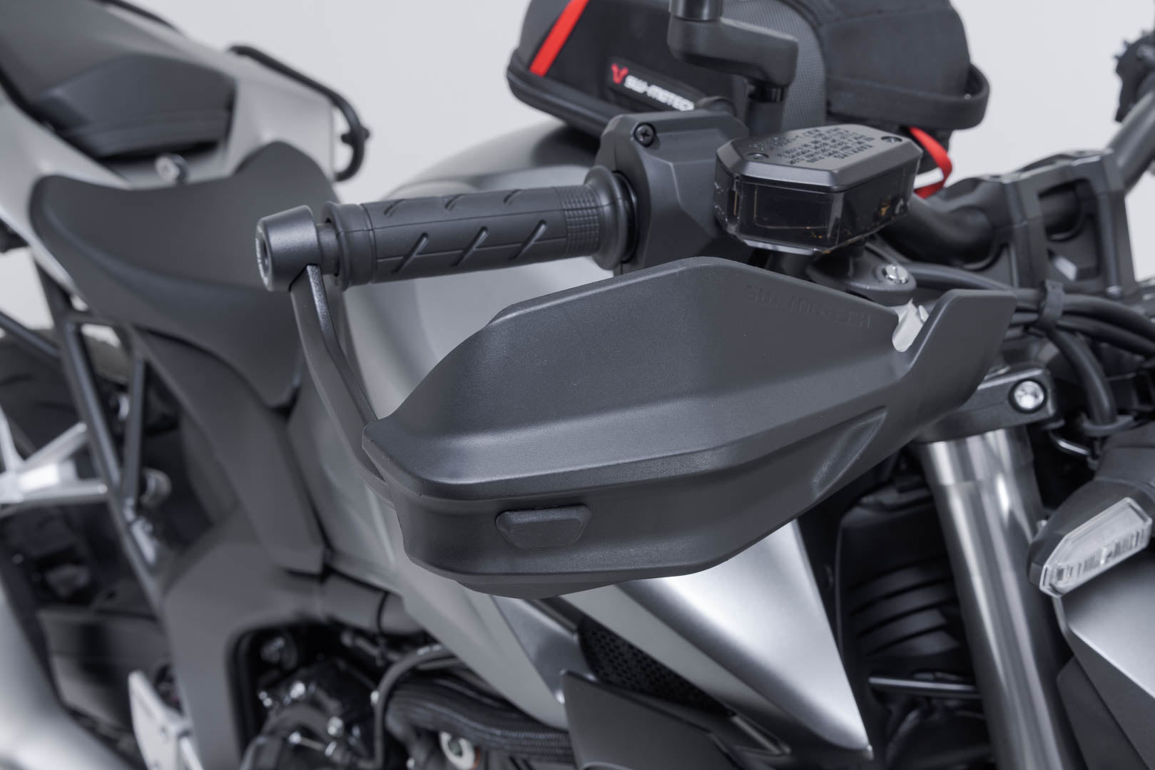 SW-MOTECH Kit de protectores de manos Adventure Negro.Para manillares huecos. De 22 mm a 1 pulgada