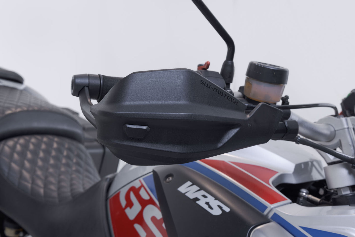 SW-MOTECH Kit de protectores de manos Adventure Negro. Modelos BMW / Kawasaki / Triumph.