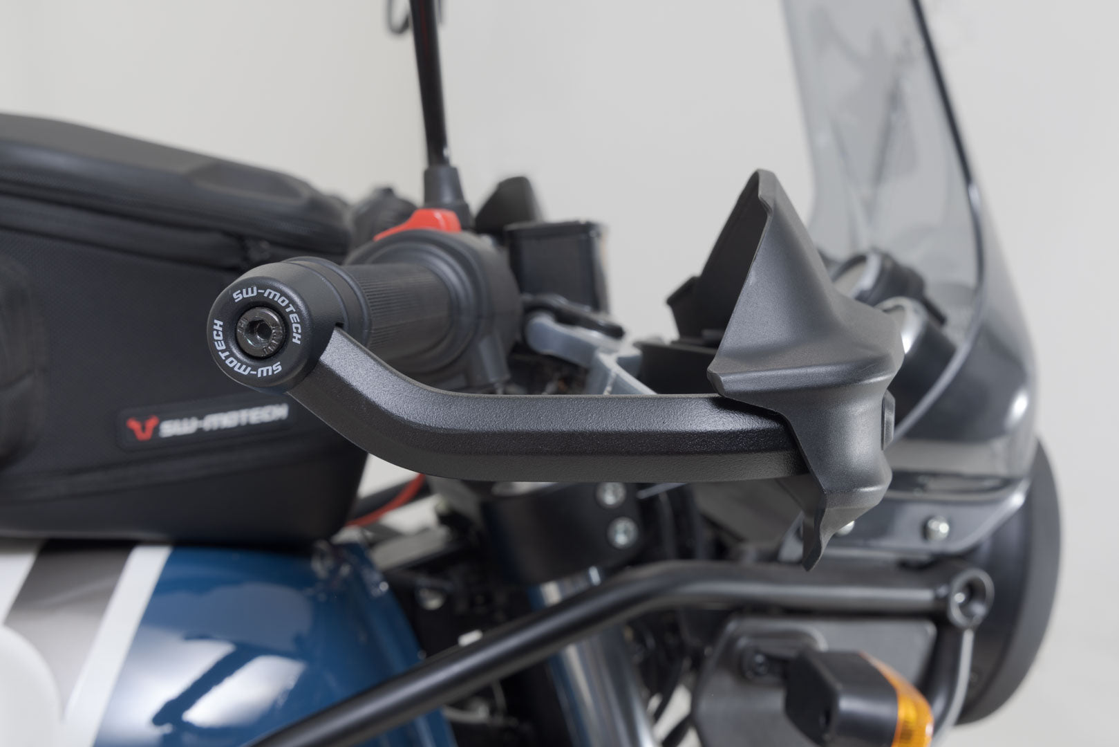 SW-MOTECH Kit de protectores de manos Adventure Negro. Modelos KTM Royal Enfield y Yamaha.
