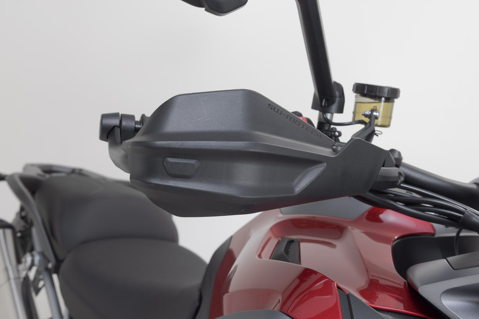 SW-MOTECH Kit de protectores de manos Adventure Negro. Modelos Triumph Tiger 1200GT / Rally.