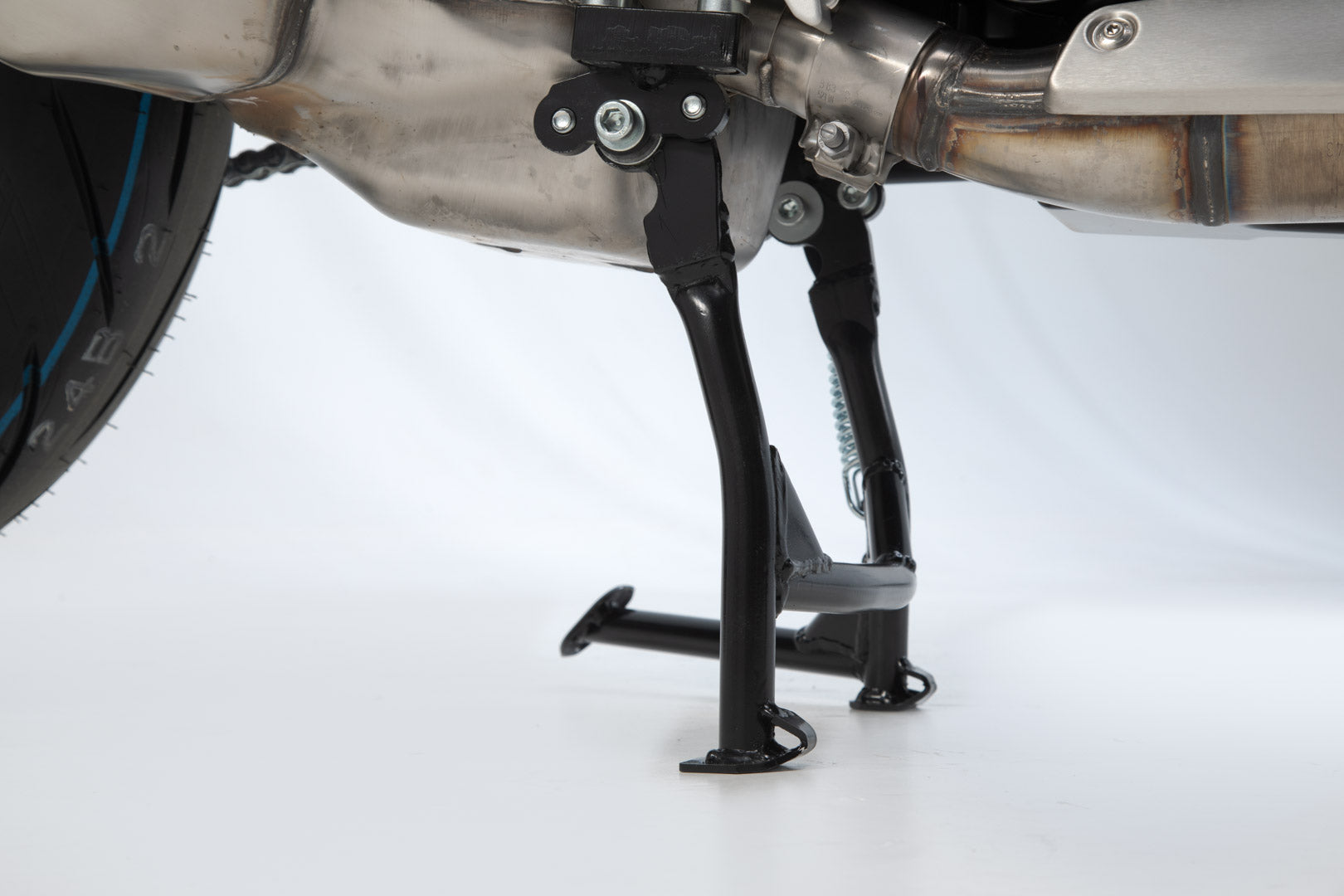 SW-MOTECH Caballete central Negro. BMW F 900 R (19-24) con bajada BMW.