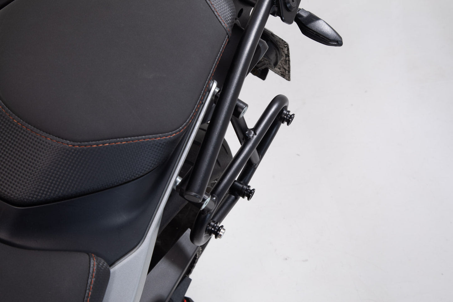 SW-MOTECH Soporte lateral izquierdo SLC KTM 790 Duke (18-) / 890 Duke R (19-).