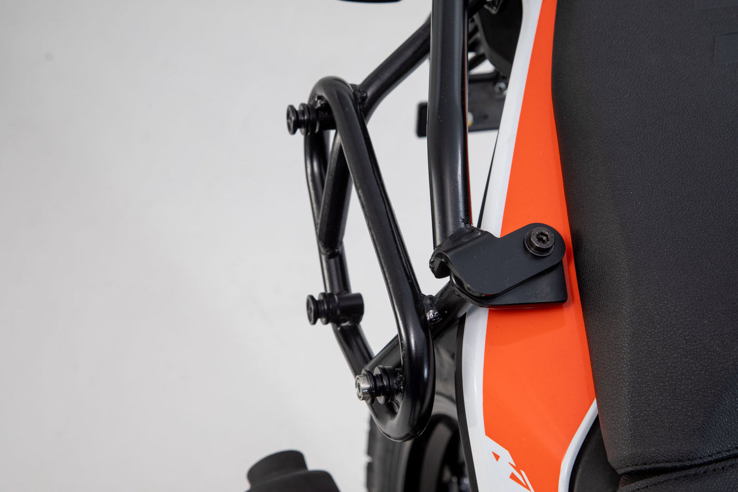 SW-MOTECH Soporte lateral derecho SLC KTM 390 Adventure (19-).