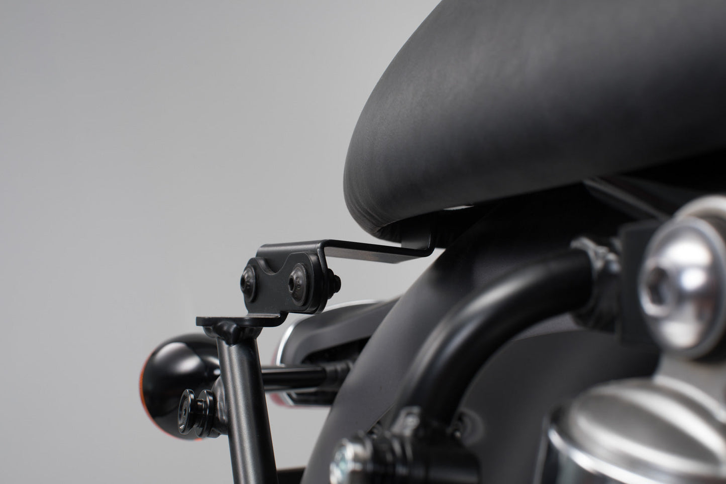 SW-MOTECH Adaptador para Soporte lateral SLC/V-LOC derecha Triumph Bonneville T100/T120 (15-).