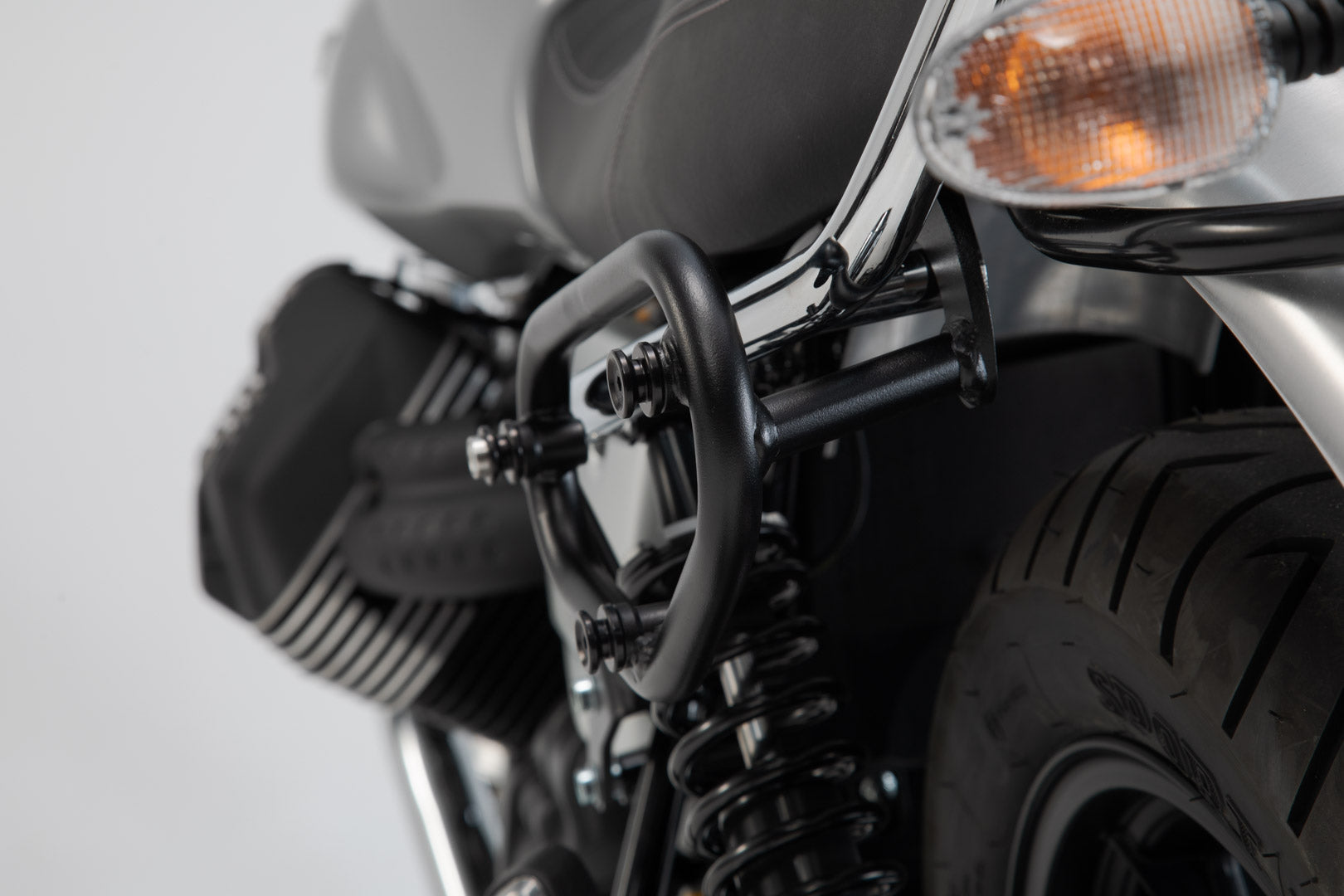 SW-MOTECH Soporte lateral izquierdo SLC Moto Guzzi V7 lll (16-).