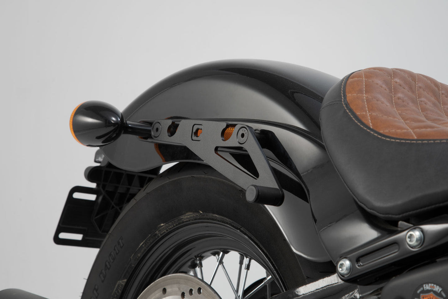 SW-MOTECH Soporte lateral SLH derecho LH1 Harley-Davidson Street Bob/Slim/Standard. Per LH1.