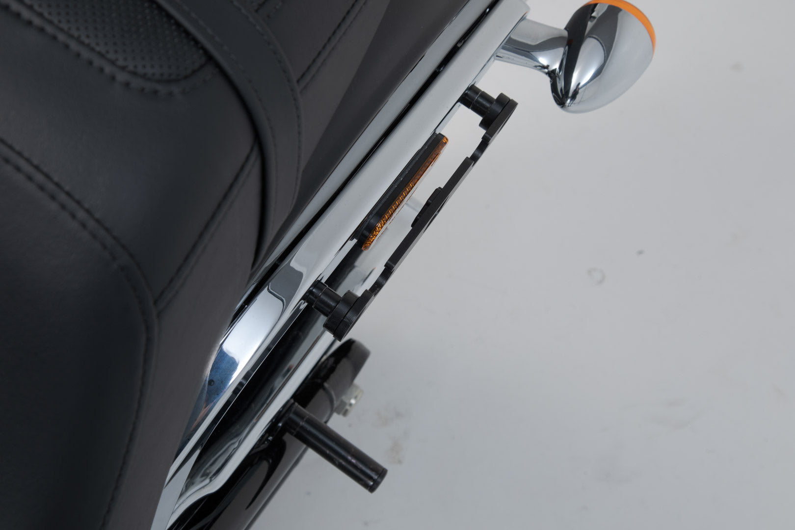 SW-MOTECH Soporte lateral SLH izquierdo LH2 Harley-David. Softail Low Rider/S (17-). Para LH2.