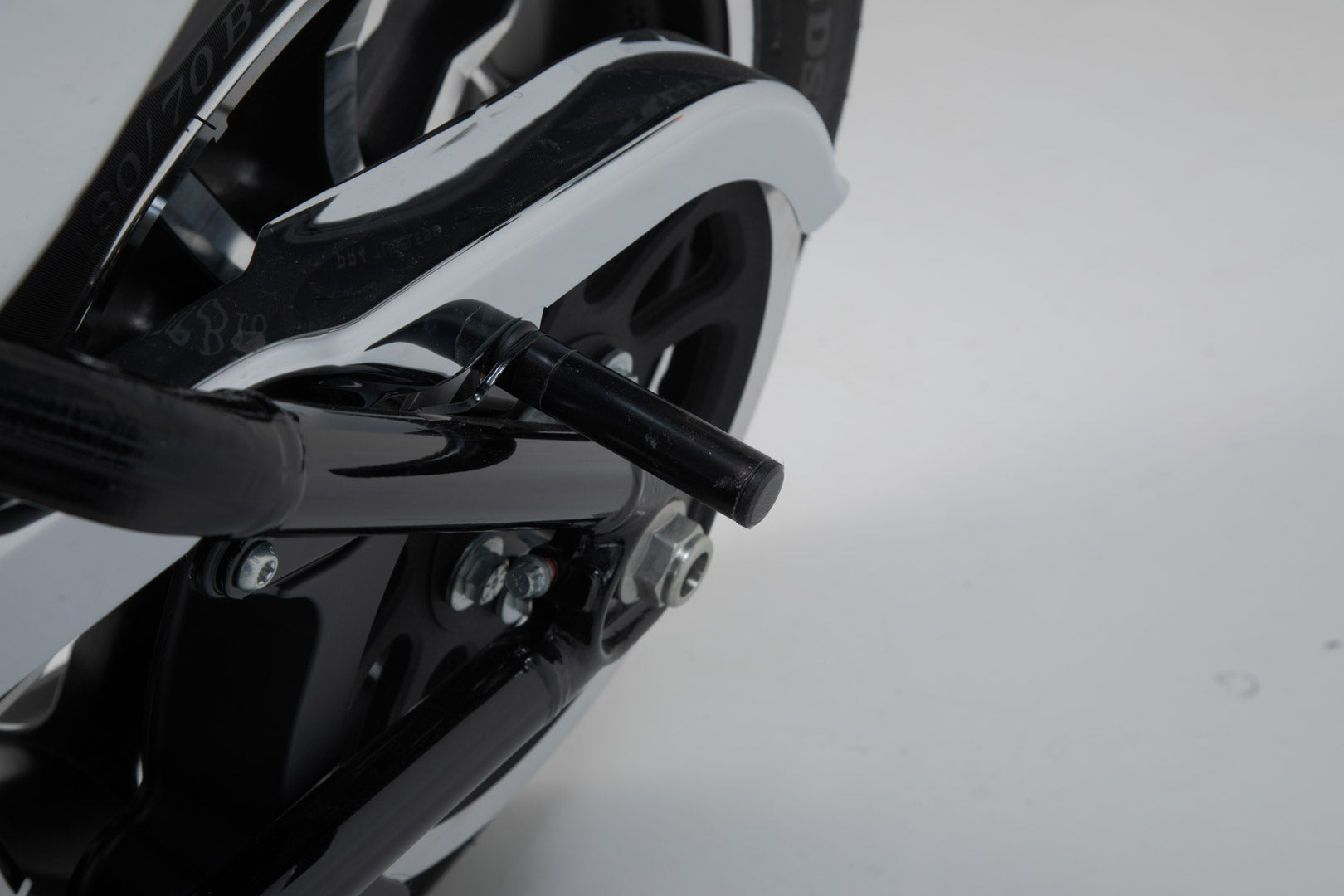 SW-MOTECH Soporte lateral SLH izquierdo LH2 Harley-David. Softail Low Rider/S (17-). Para LH2.