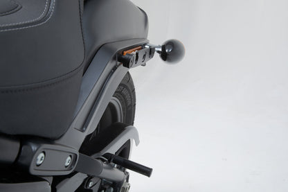SW-MOTECH Soporte lateral SLH izquierdo LH2 Harley-Davidson Softail Fat Bob/S (17-). Para LH2.