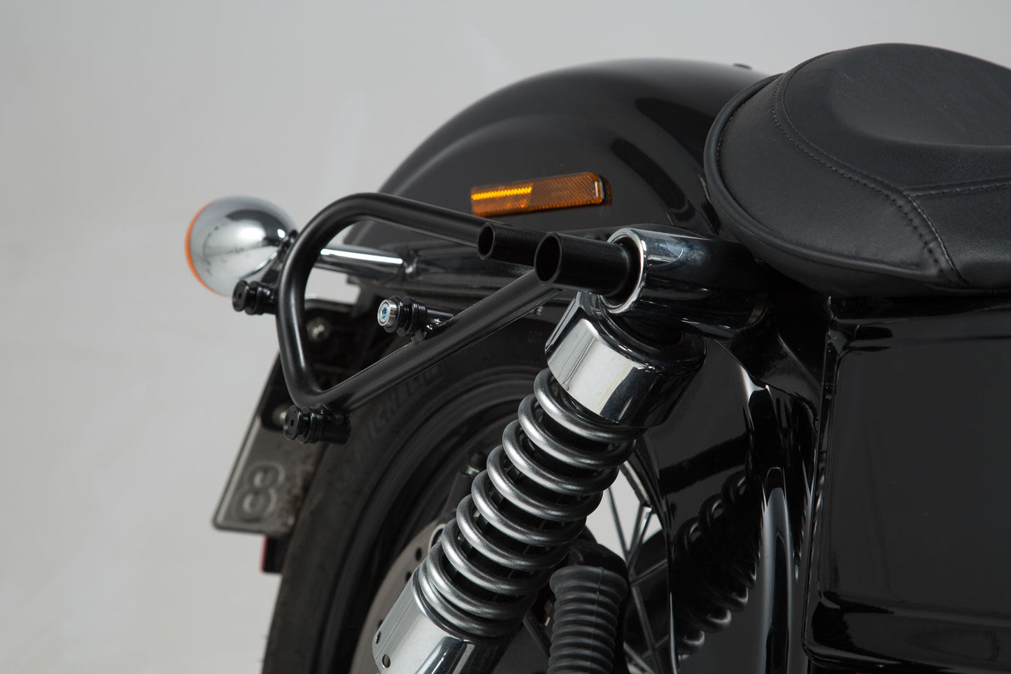 SW-MOTECH Soporte lateral derecho SLC Harley Dyna modelos (09-17).