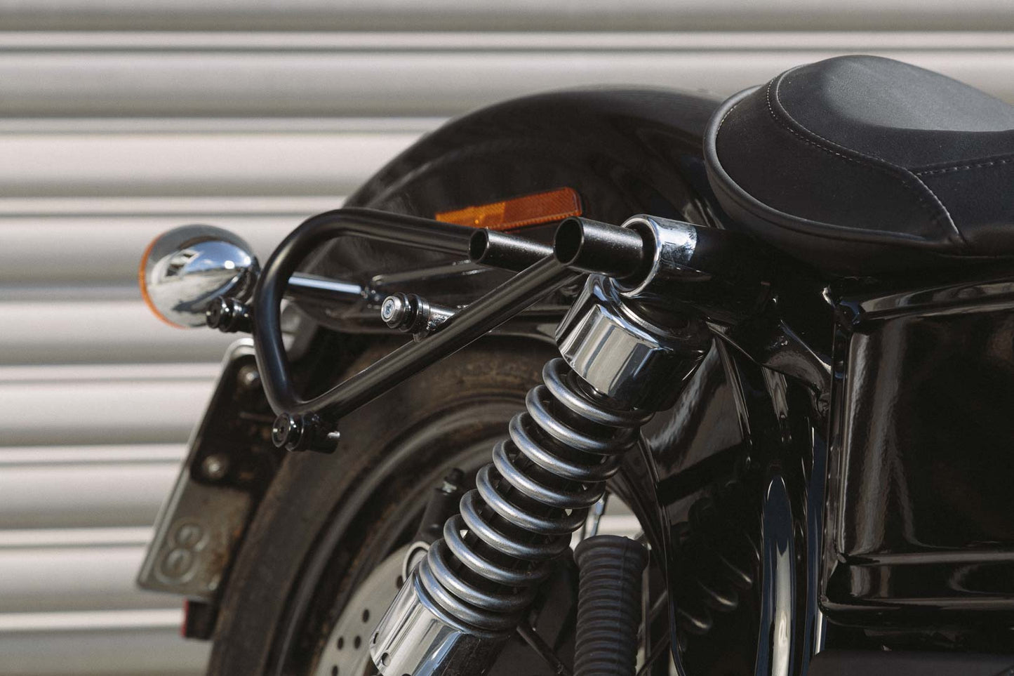 SW-MOTECH Soporte lateral derecho SLC Harley Dyna modelos (09-17).