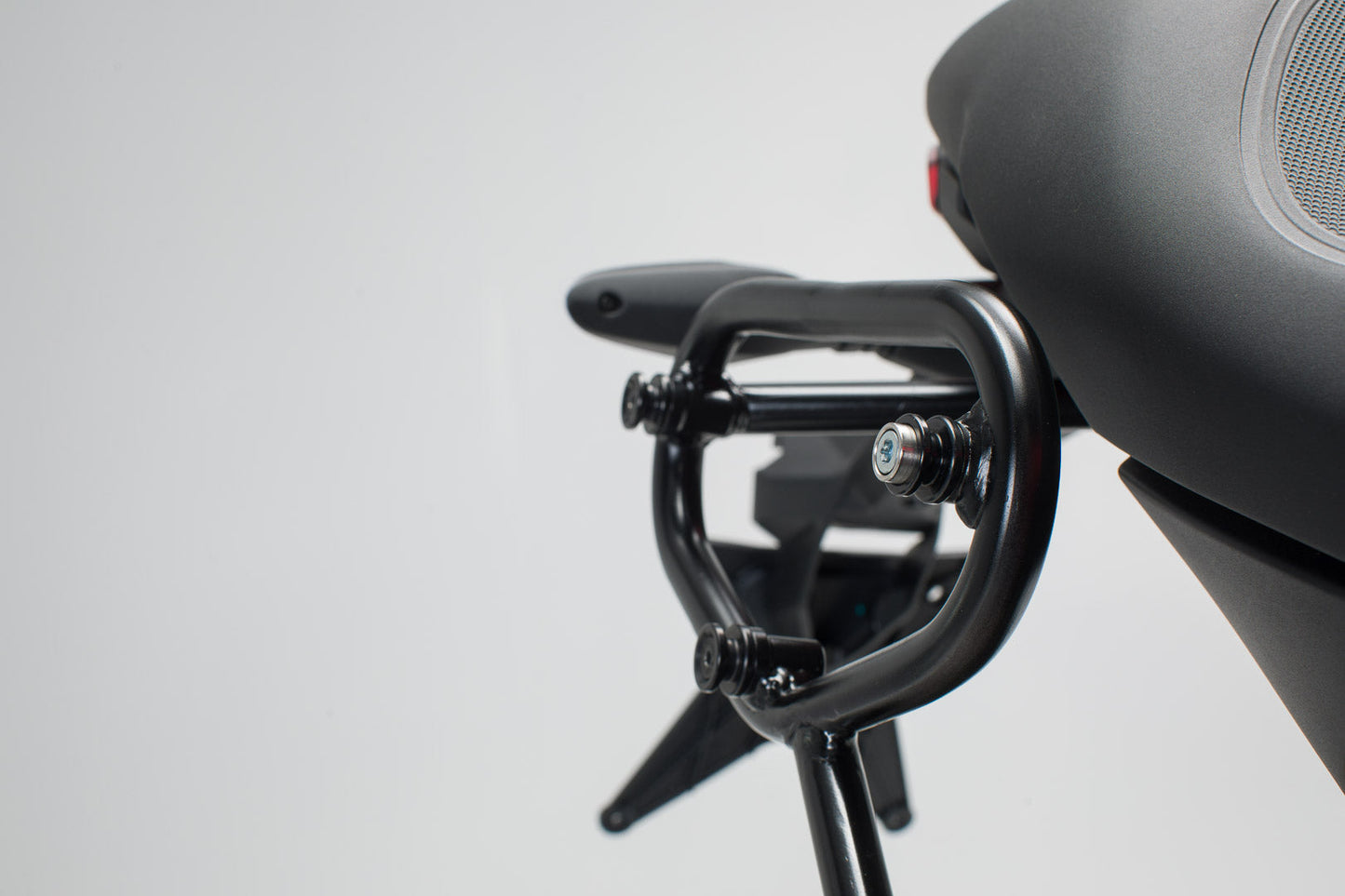 SW-MOTECH Soporte lateral derecho SLC Ducati Monster 797 (16-).