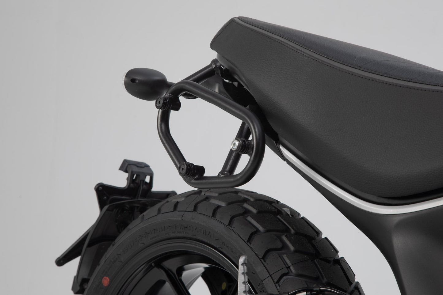 SW-MOTECH Soporte lateral derecho SLC Modelos Ducati Scrambler (18-).