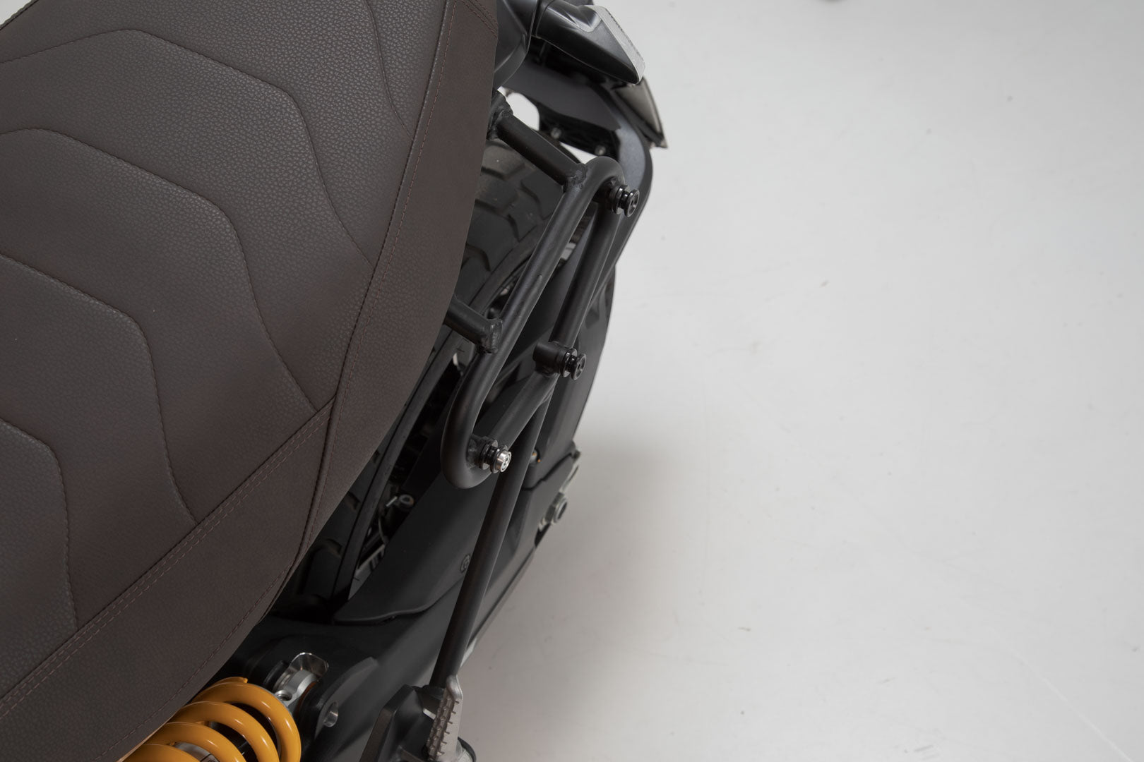 SW-MOTECH Soporte lateral izquierdo SLC Modelos Ducati Scrambler.