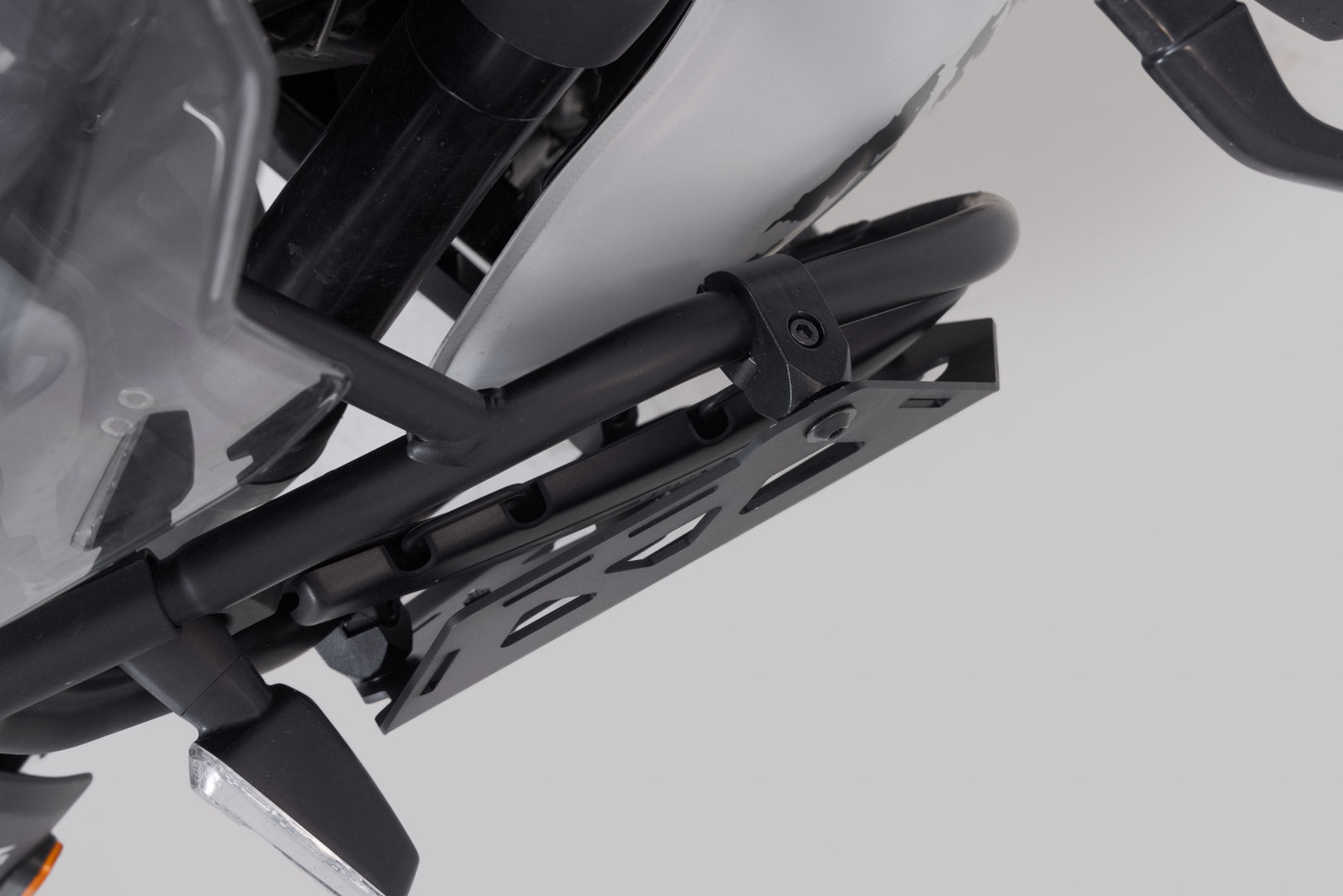 SW-MOTECH Soporte lateral izquierdo SLC para barras prot. or Royal Enfield Himalayan 450 (23-).
