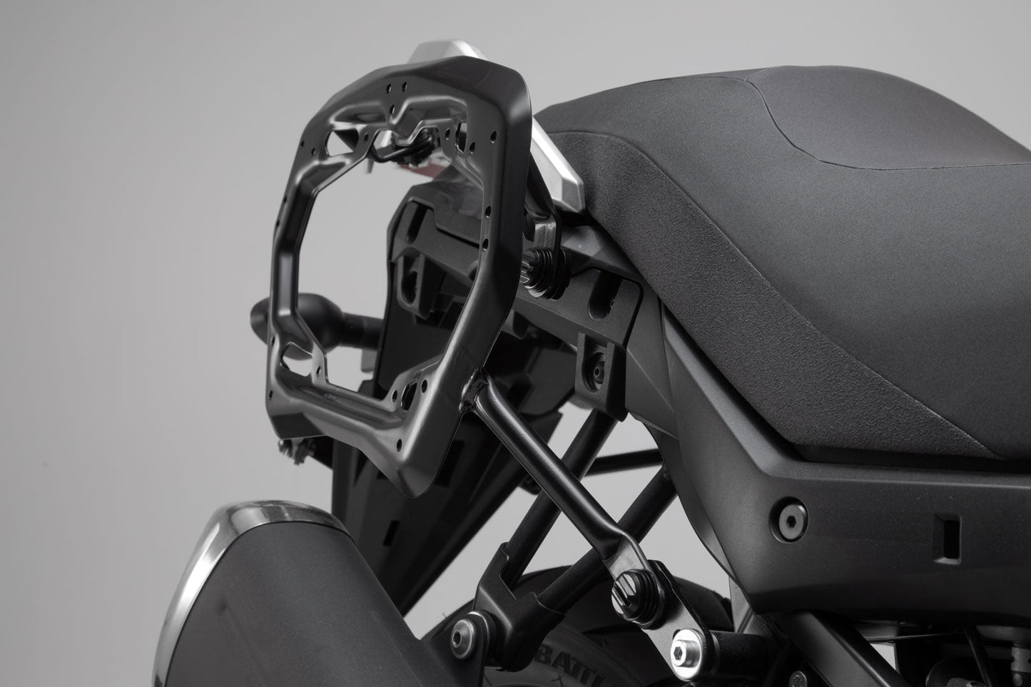SW-MOTECH Soporte lateral PRO Negro. Suzuki DL 650 (16-).