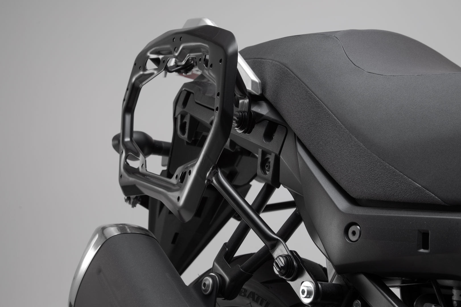 SW-MOTECH Soporte lateral PRO Negro. Suzuki DL 650 (16-).