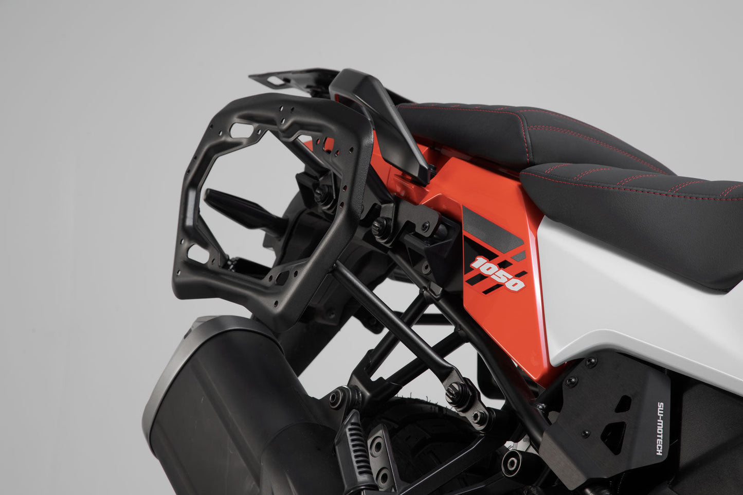 SW-MOTECH Soporte lateral PRO Negro. Suzuki V-Strom 1050 (19-).