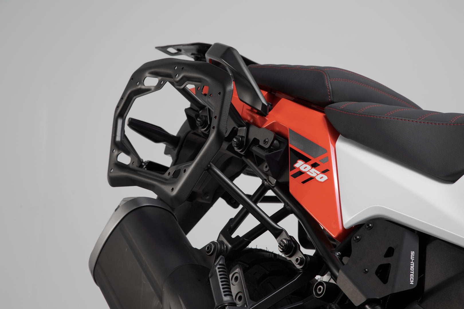 SW-MOTECH Soporte lateral PRO Negro. Suzuki V-Strom 1050 (19-).