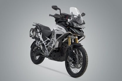 SW-MOTECH Soporte lateral PRO Negro. Tri Tiger 1200 Rally/GT Explorer (22-).