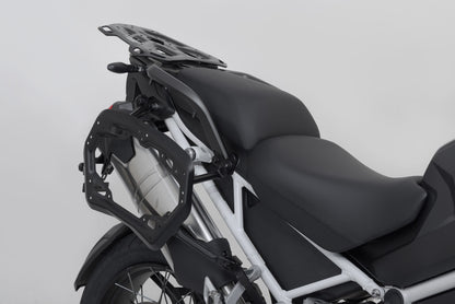 SW-MOTECH Soporte lateral PRO Negro. Tri Tiger 1200 Rally/GT Explorer (22-).
