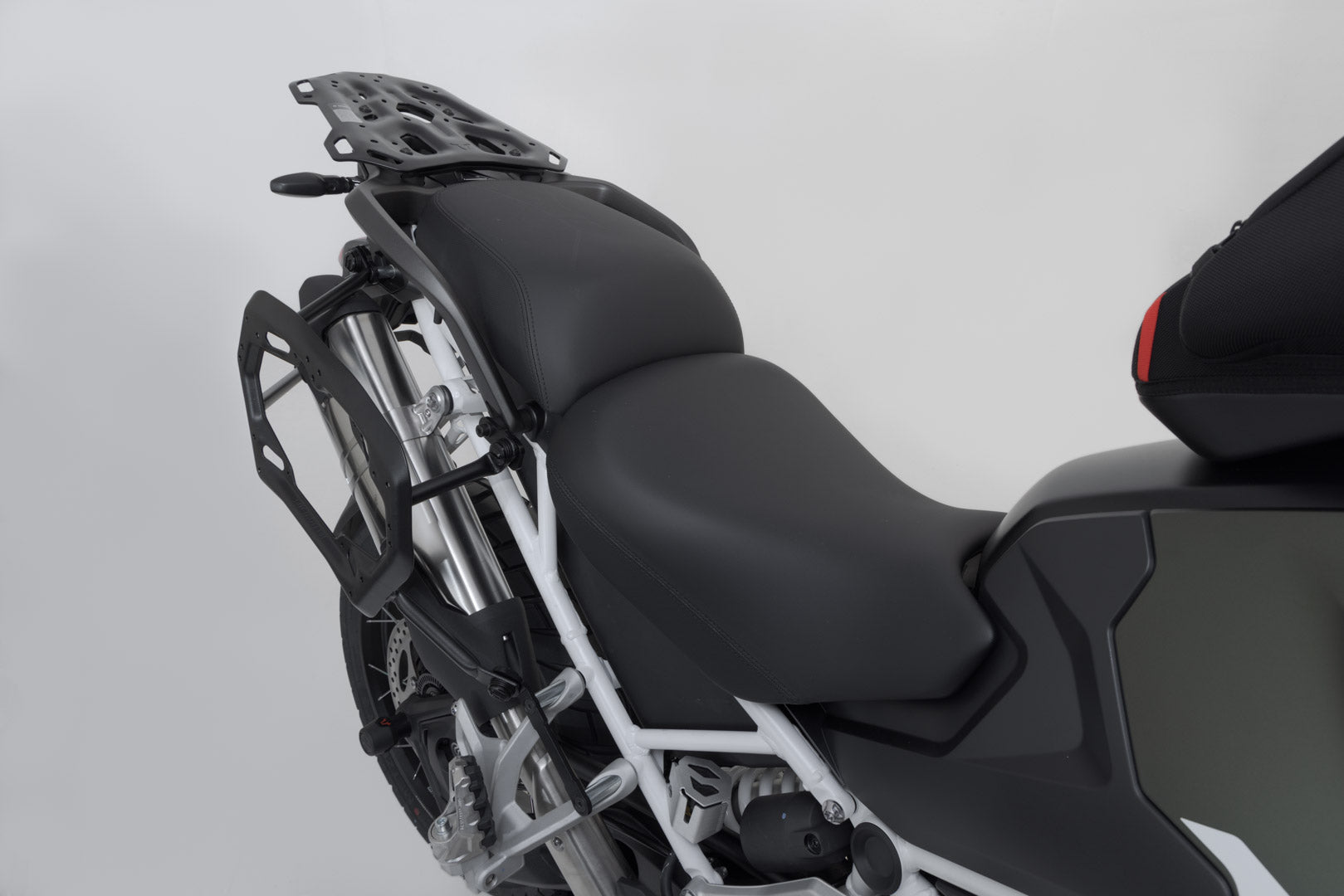 SW-MOTECH Soporte lateral PRO Negro. Tri Tiger 1200 Rally/GT Explorer (22-).