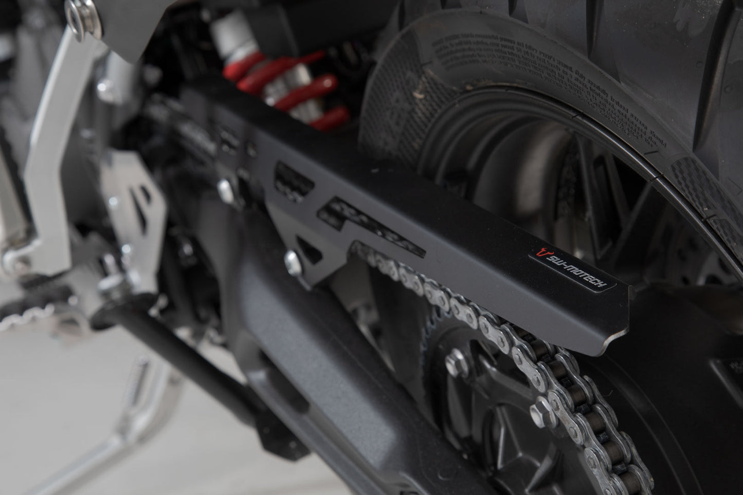 SW-MOTECH Protector de cadena Negro. Triumph Tiger 900/ GT/ Rally/ Pro.