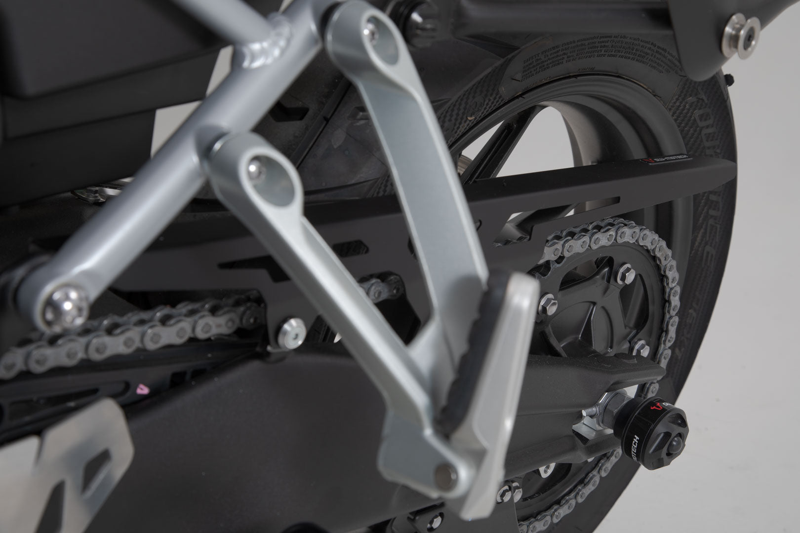 SW-MOTECH Protector de cadena Negro. Triumph Tiger 900/ GT/ Rally/ Pro.