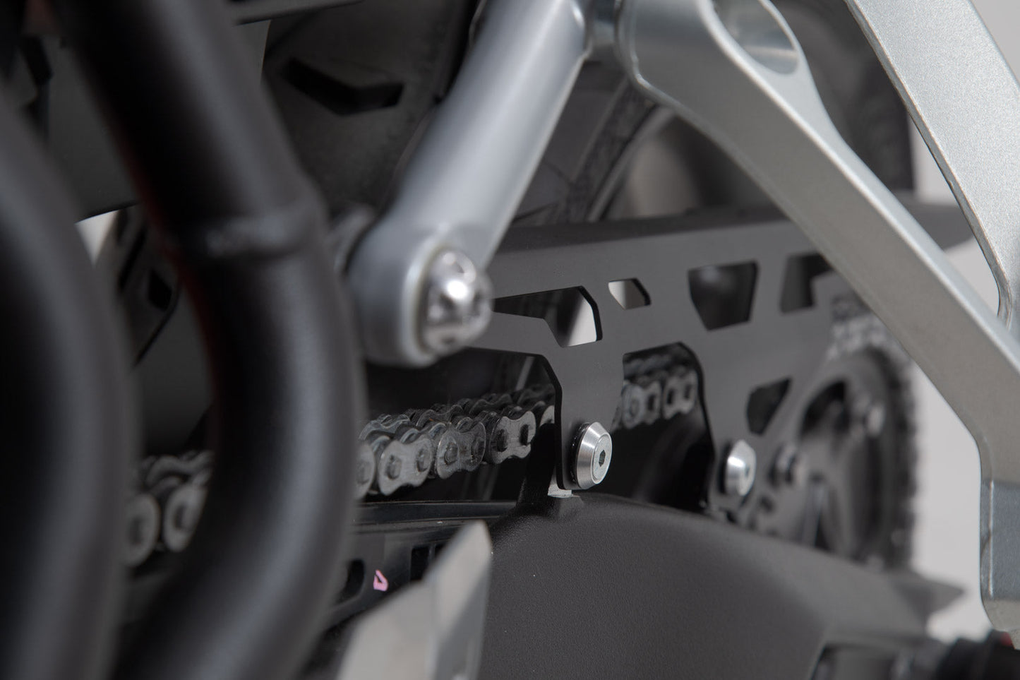 SW-MOTECH Protector de cadena Negro. Triumph Tiger 900/ GT/ Rally/ Pro.