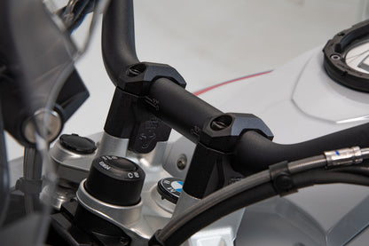 SW-MOTECH Elevador de manillar h=40 mm. Negro. R1200GS (12-18) R1250GS (18-).