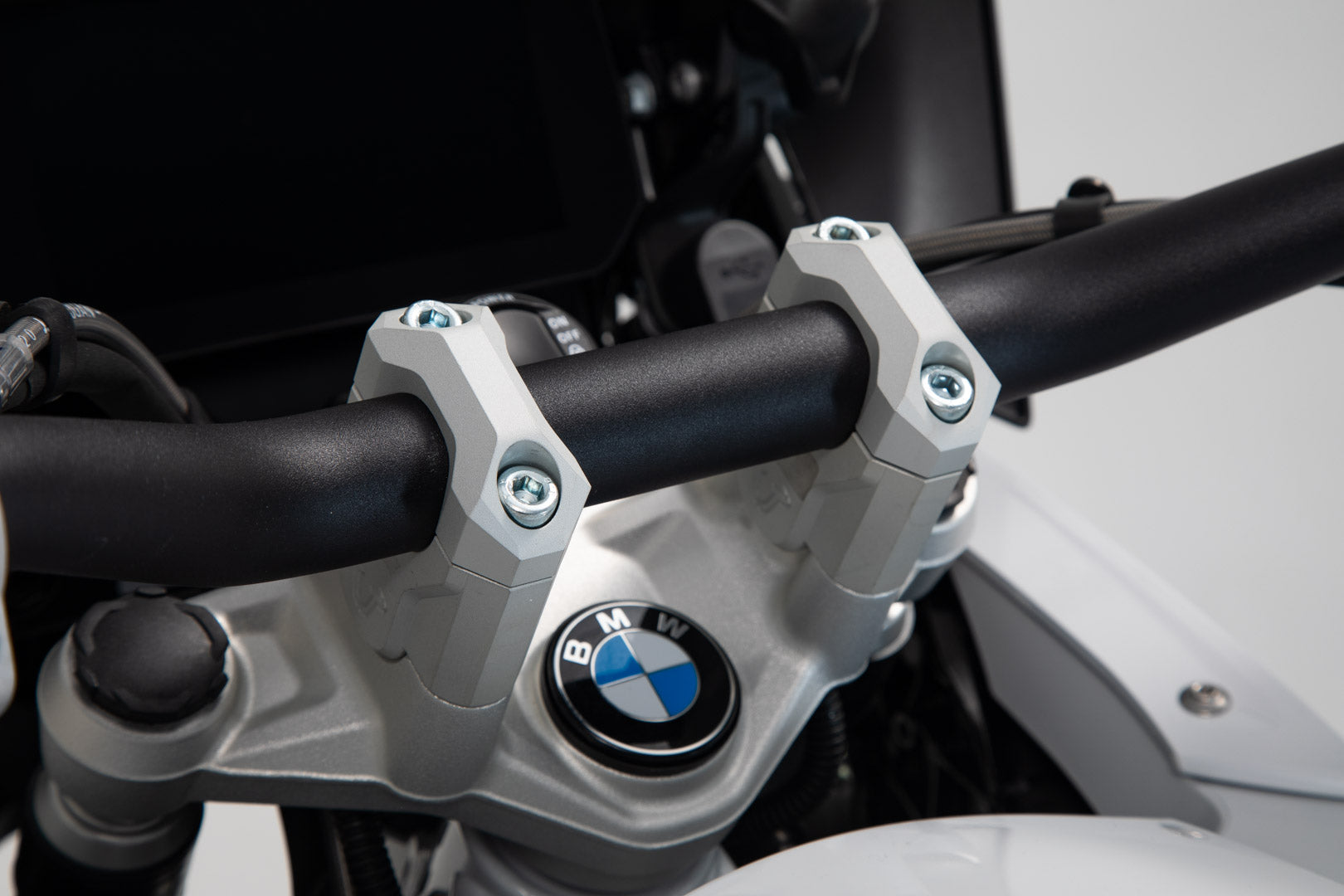 SW-MOTECH Elevador de manillar h=40 mm. Plateado. R1200GS (12-18) R1250GS (18-).