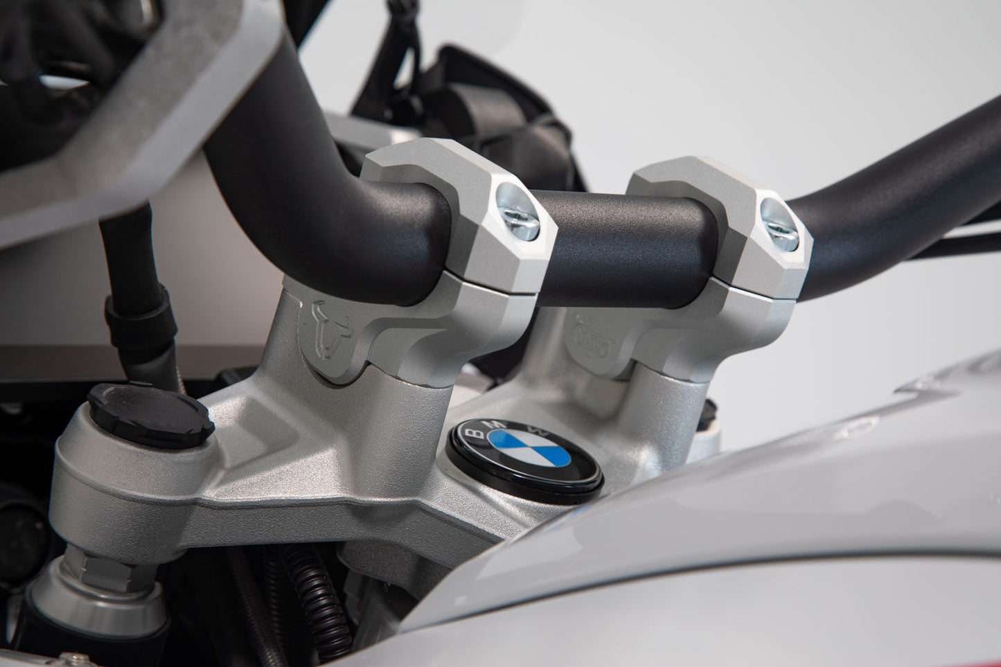 SW-MOTECH Acercador de manillar Eleva 32 mm. Acerca 20 mm. Plateado. Modelos BMW.