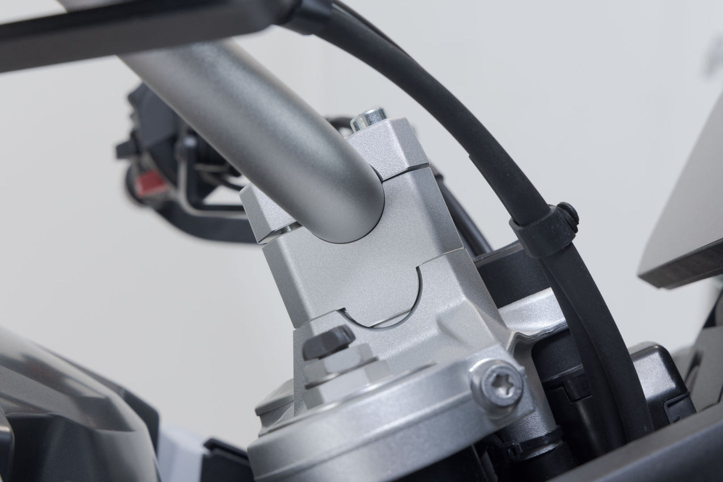 SW-MOTECH Elevador de manillar H=30 mm. Plateado. BMW F 850 GS/Adv F 900 GS.