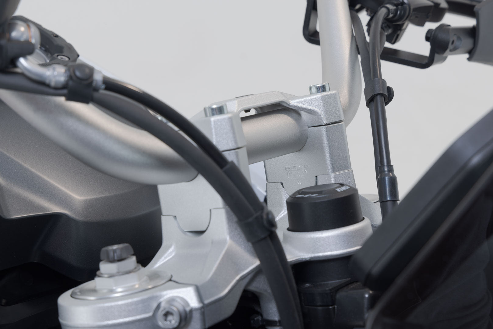 SW-MOTECH Elevador de manillar H=30 mm. Plateado. BMW F 850 GS/Adv F 900 GS.