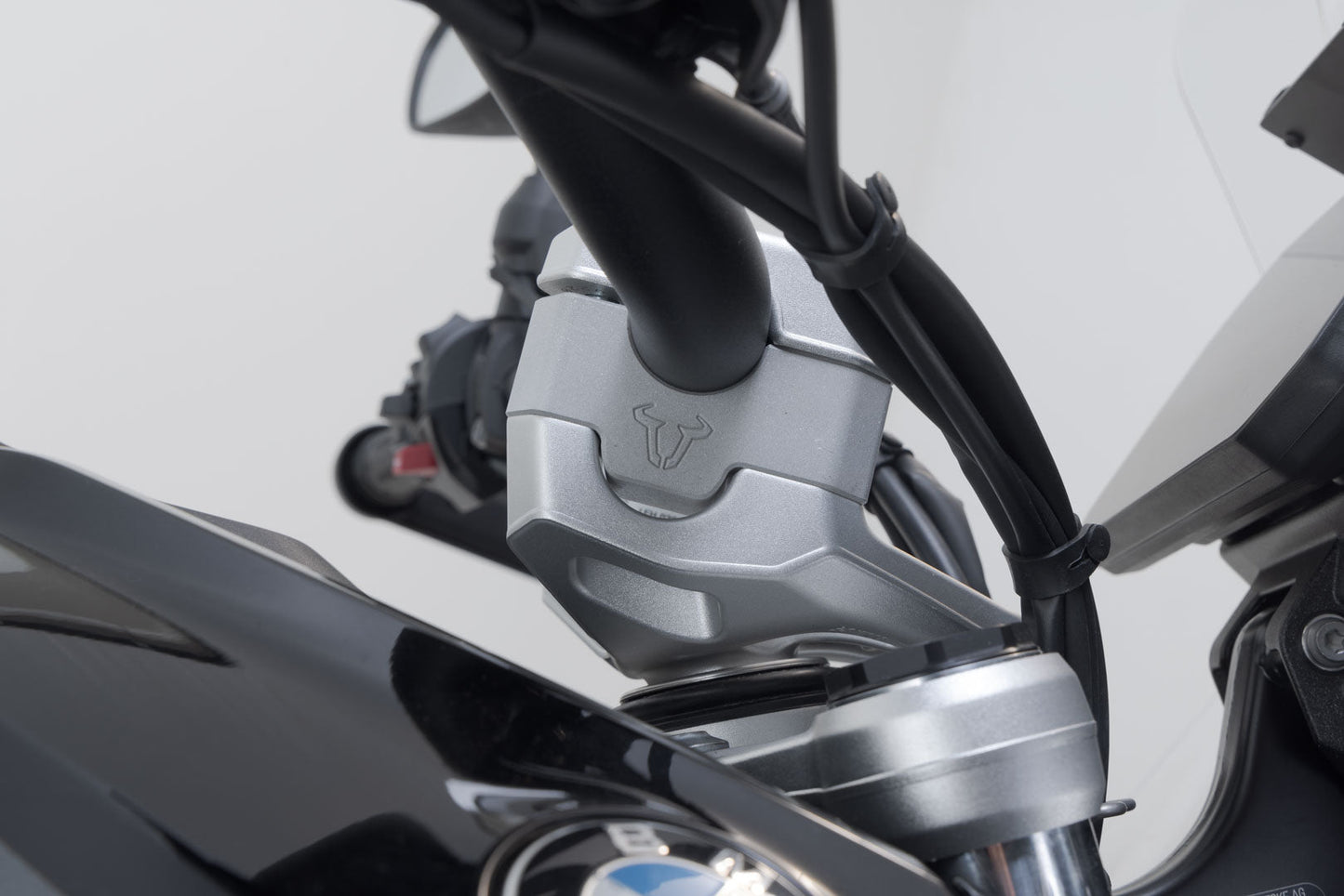 SW-MOTECH Elevador de manillar H=30 mm. Plateado. BMW R 1300 GS (23-)/Adv (24-).