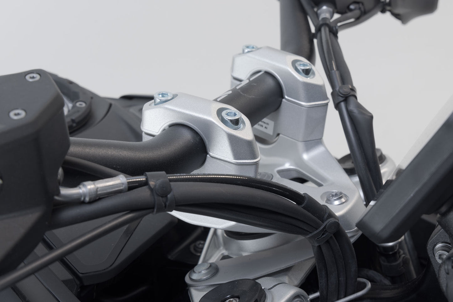 SW-MOTECH Elevador de manillar H=30 mm. Plateado. BMW R 1300 GS (23-)/Adv (24-).