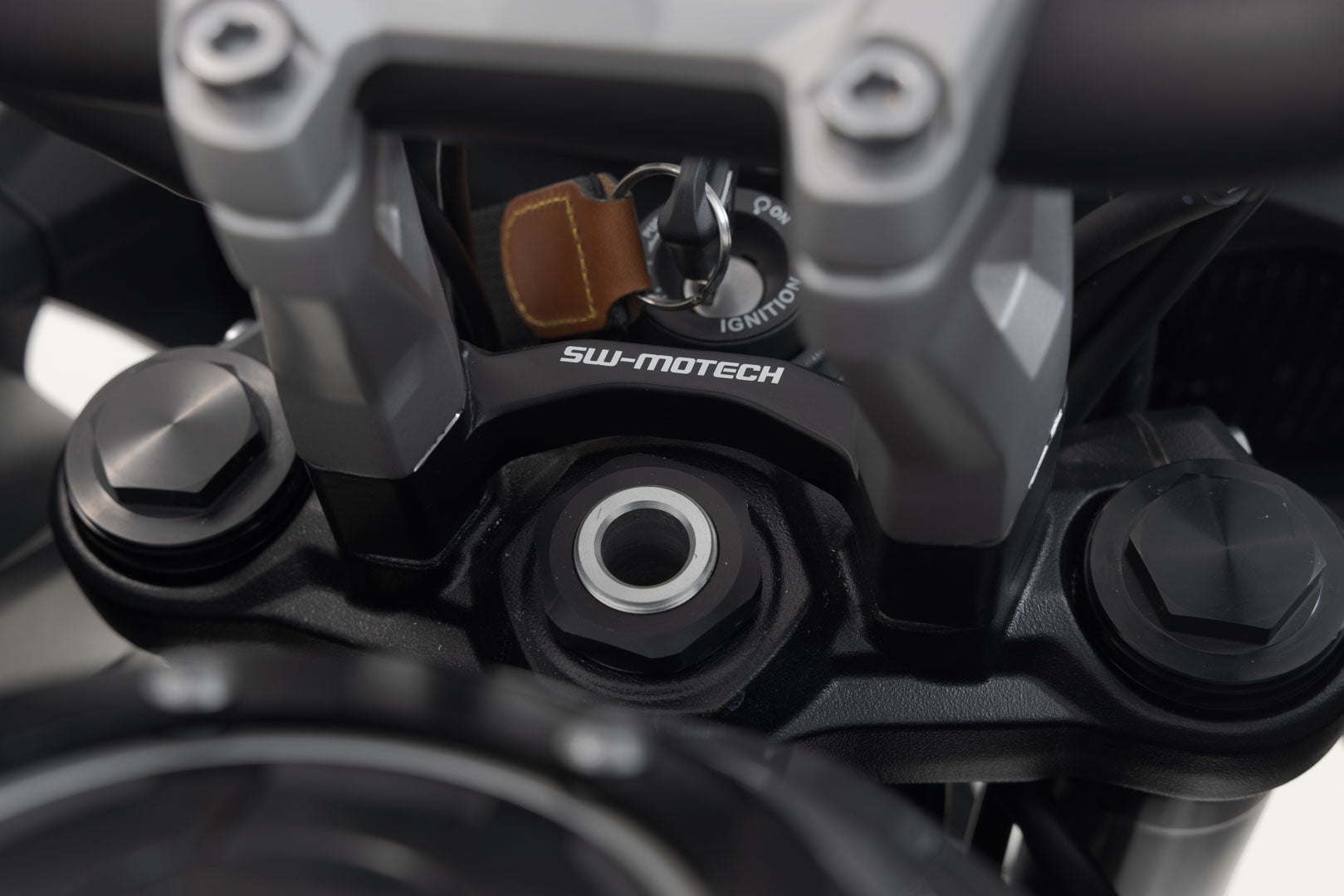 SW-MOTECH Elevador de manillar H=30 mm. Negro. Triumph Tiger Sport 660 / 800.