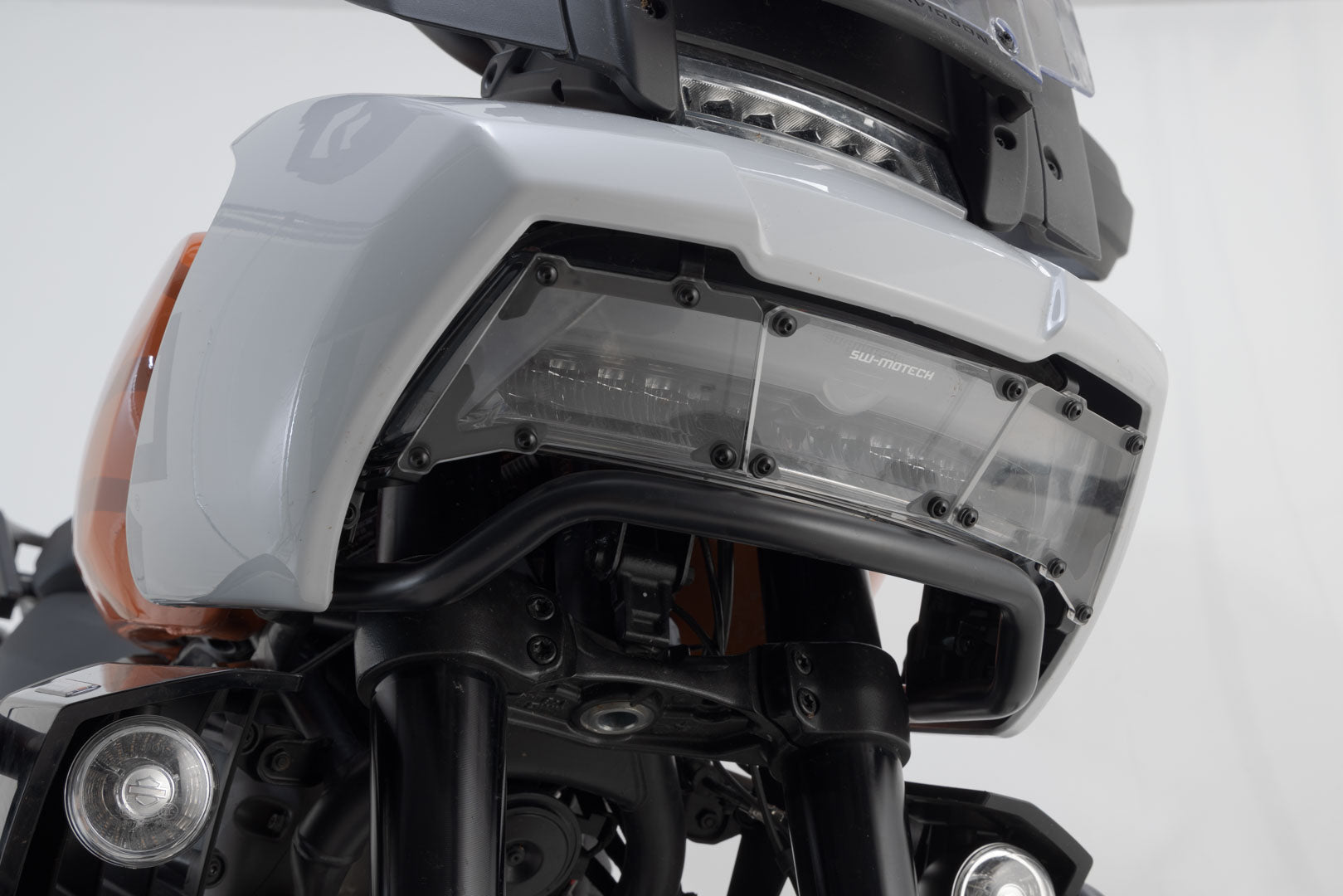 SW-MOTECH Protector de luces delanteras Soporte con panel de PVC. H-D Pan America (21-).