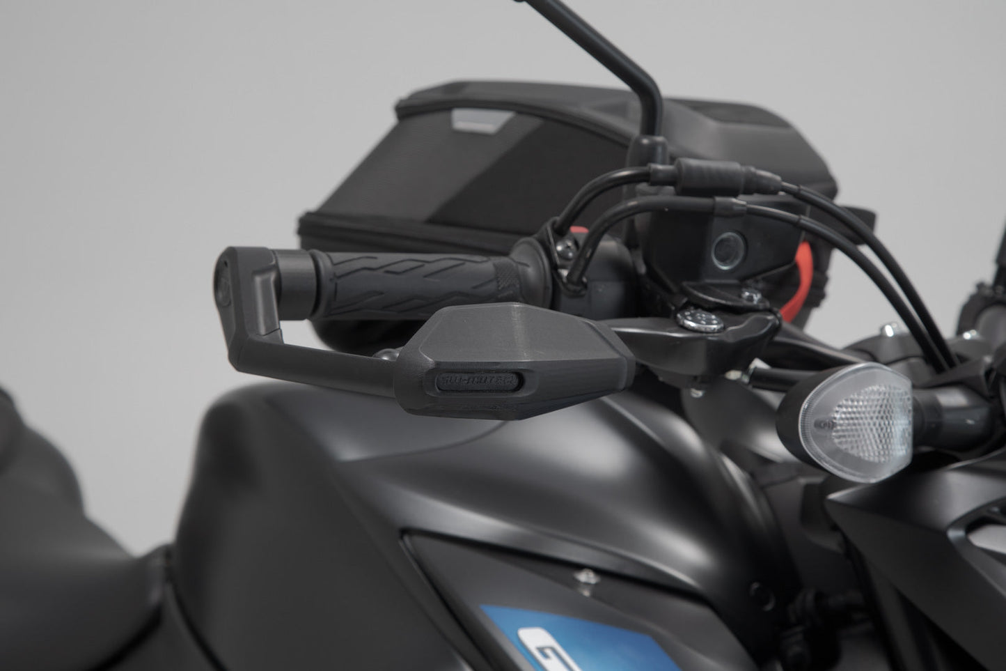 SW-MOTECH Protectores de maneta con deflector de aire Negro. Modelos Suzuki GSX-S.