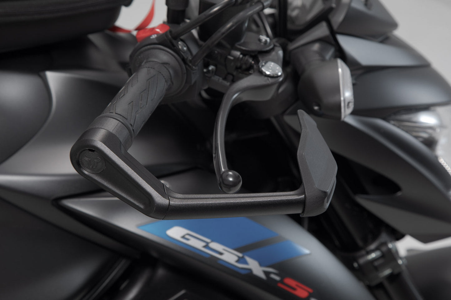 SW-MOTECH Protectores de maneta con deflector de aire Negro. Modelos Suzuki GSX-S.